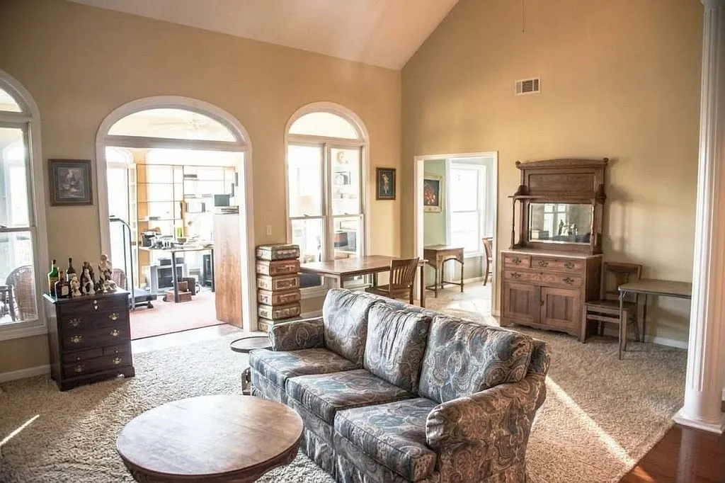 5 bed, 2995 sqft, $2,550 — Photo 2