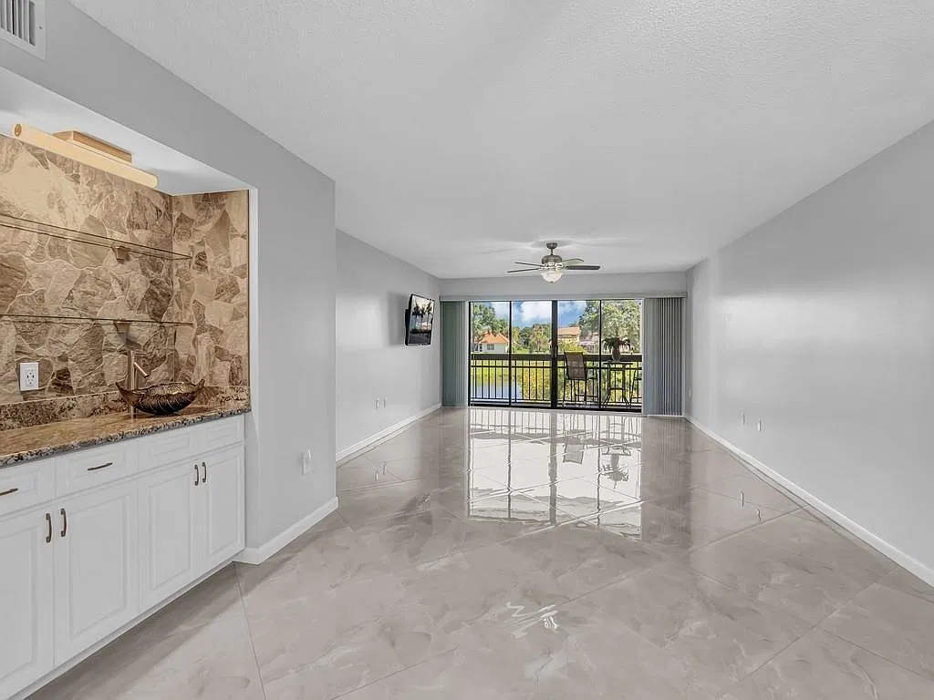 2 bed, 2.0 bath, 1417 sqft, $1,800 — Photo 3