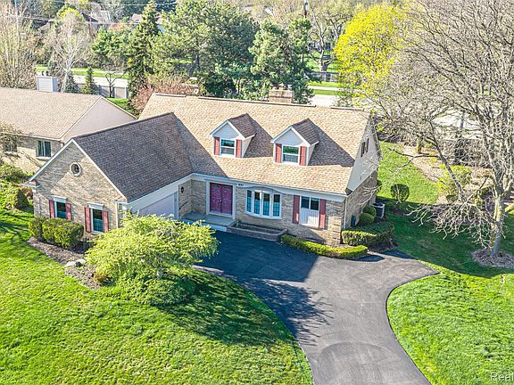 3rd image of 897 Augusta Dr