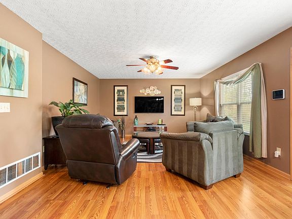 5th image of 3059 Kings Realm Ave