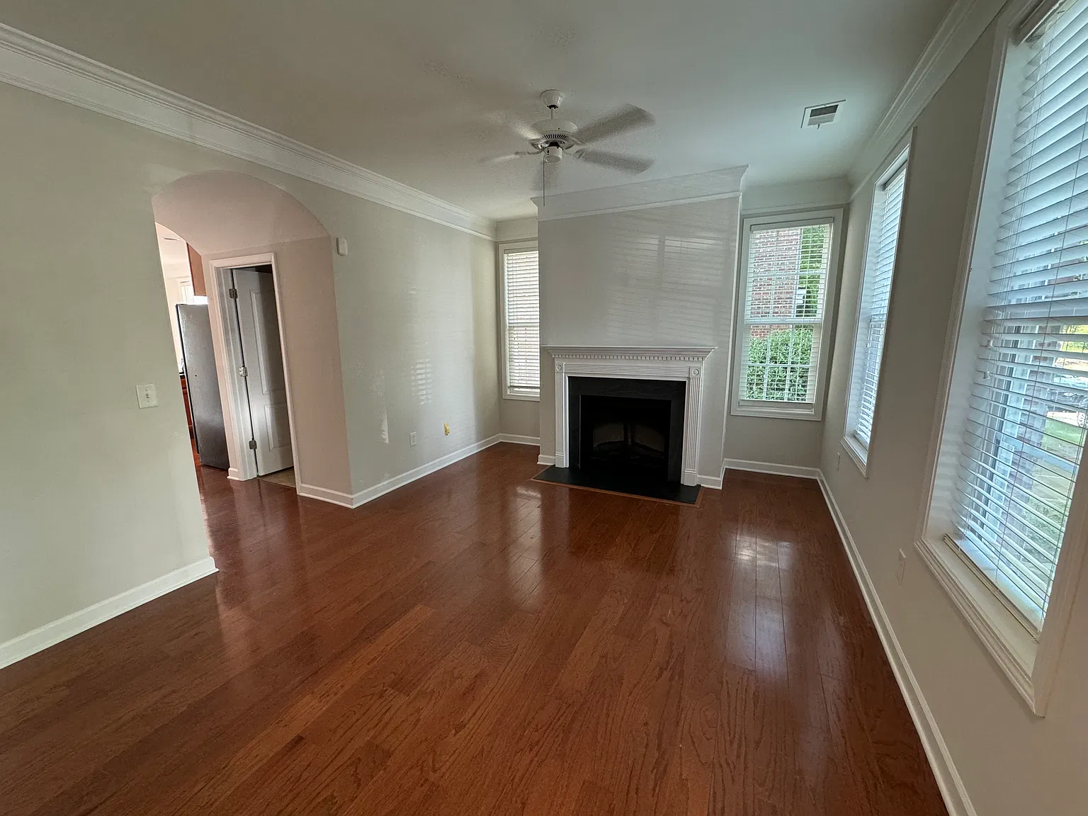 3 bed, 2.5 bath, 1757 sqft, $2,400 — Photo 2