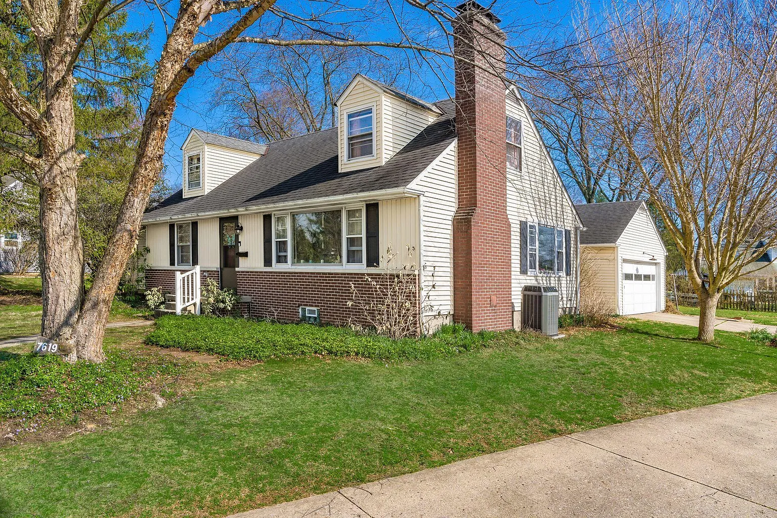 7619 Dalglen Dr photo 1