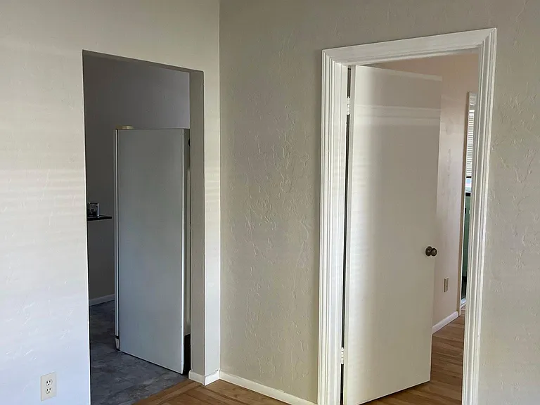 435 12th Ave NE #5 — Photo 3