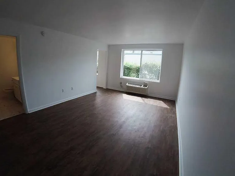 Louise Ave Apartments — Photo 17