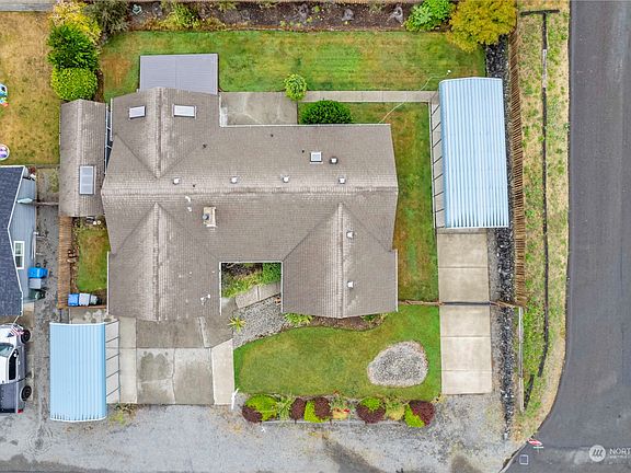 4th image of 1229 21st Street SE