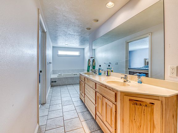 5th image of 1065 Tefft St