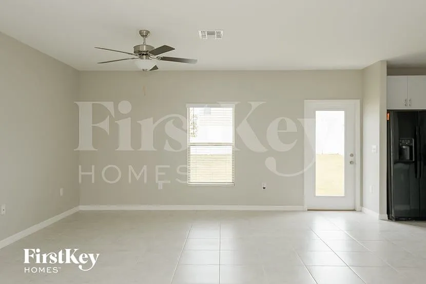 5 bed, 2.5 bath, 2264 sqft, $2,800 — Photo 4