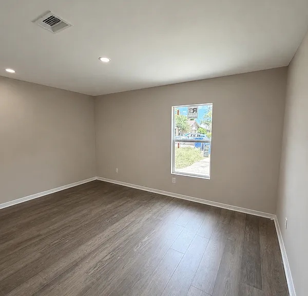 505 Riverside Dr — Photo 5