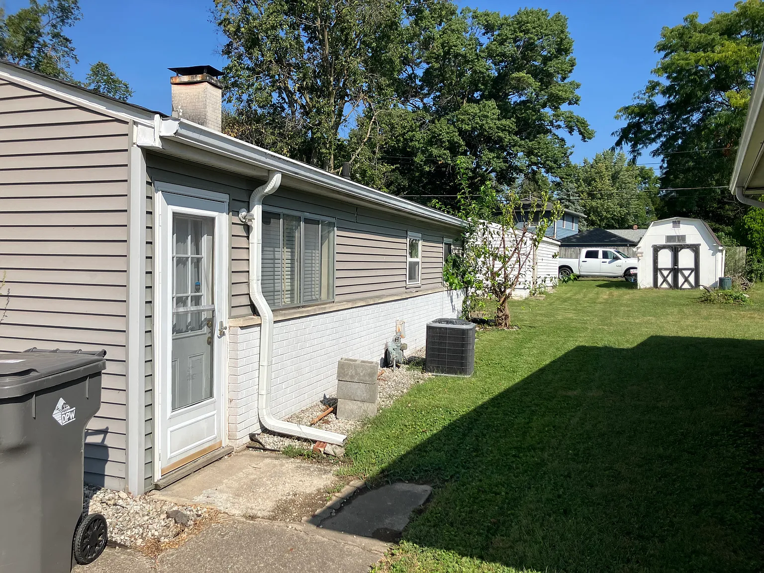 3 bed, 950 sqft, $1,100 — Photo 2