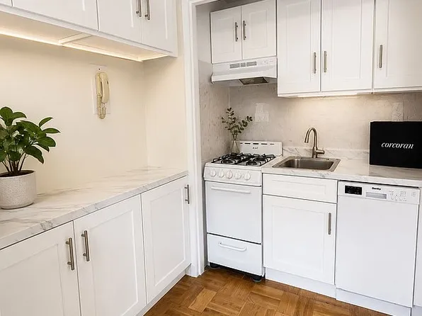 215 Adams St APT 6D, Brooklyn, NY 11201