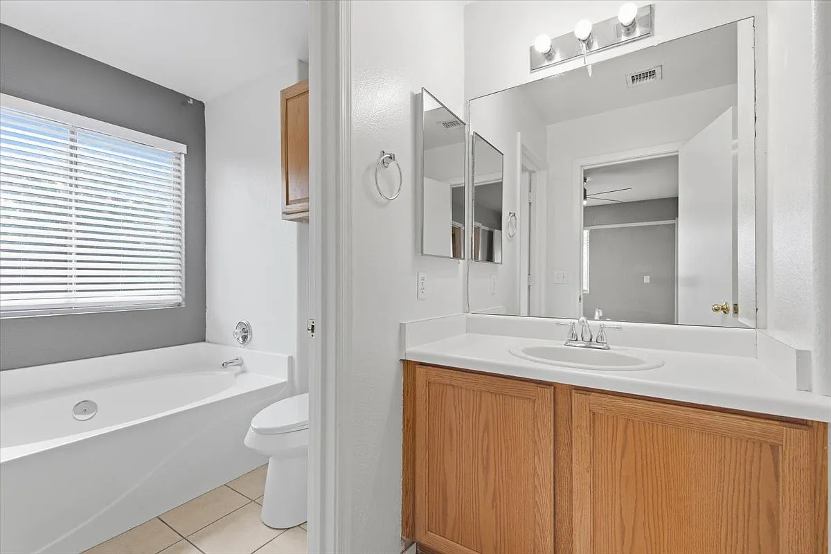 3 bed, 1402 sqft, $2,400 — Photo 4
