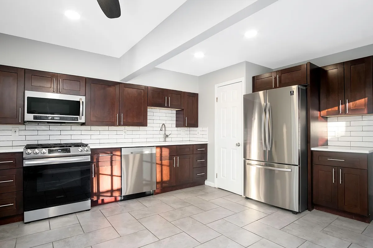 Newly remodeled, large, eat-in kitchen - 815 Thomas Rd