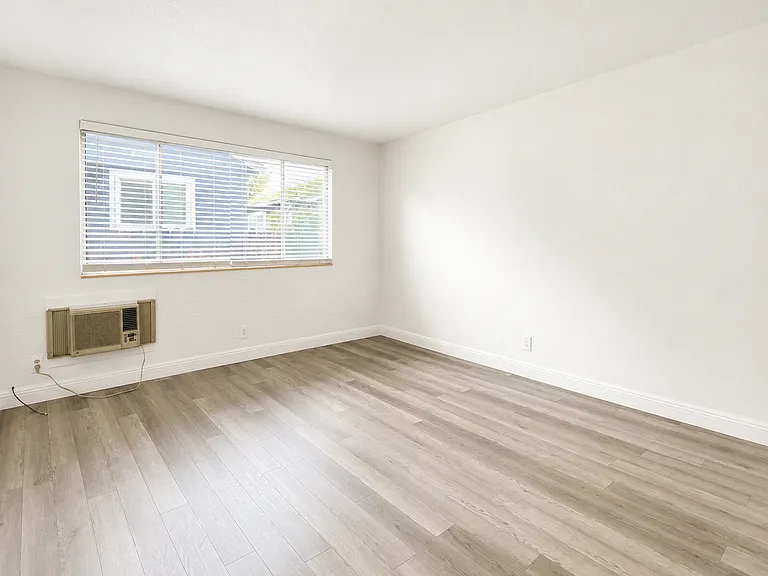 Driftwood Apartments — Photo 4