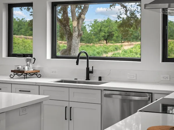 10880 Valley Dr, Plymouth, CA 95669