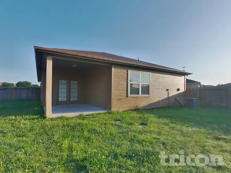 1502 Tulip Ln — Photo 15