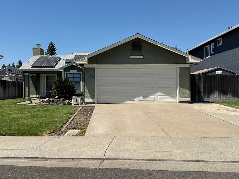 1717 Amber Leaf Way — Photo 1