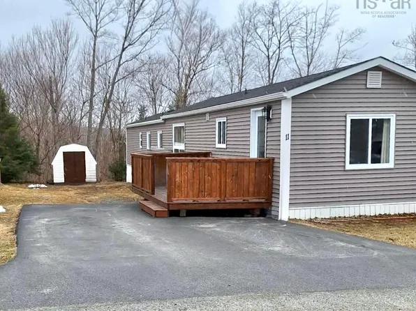 11 Snow White Dr, Halifax, NS B3E 1C5