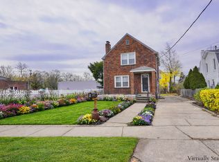 5 Ashwood Rd, Port Washington, NY 11050
