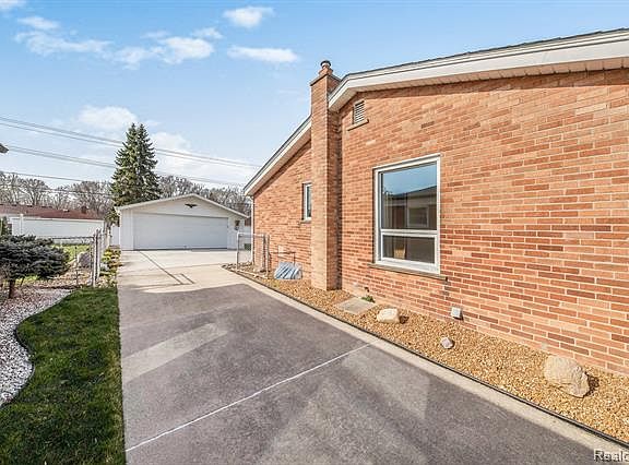 3rd image of 35457 Hathaway St