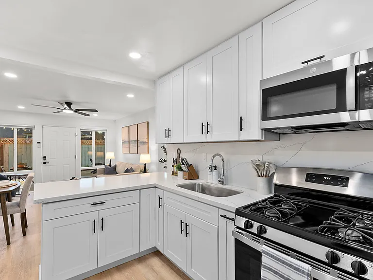 4440 Clairemont Dr — Photo 13