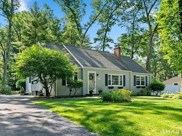 38 Barry Ln — Photo 3