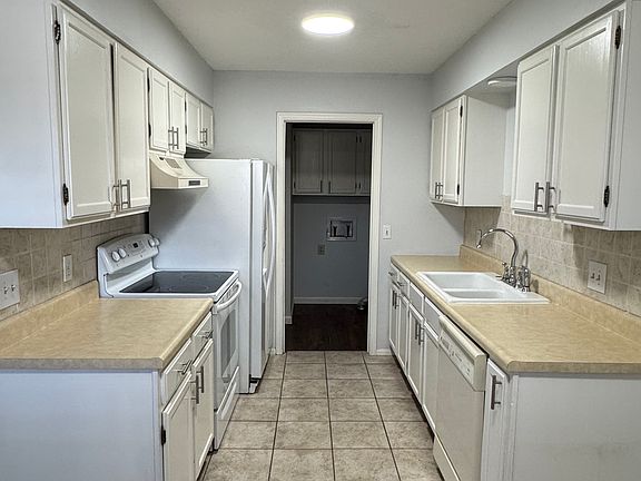 3rd image of 622 N Pamela Cir
