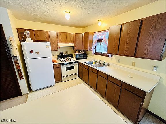4th image of 60 Roosevelt Dr