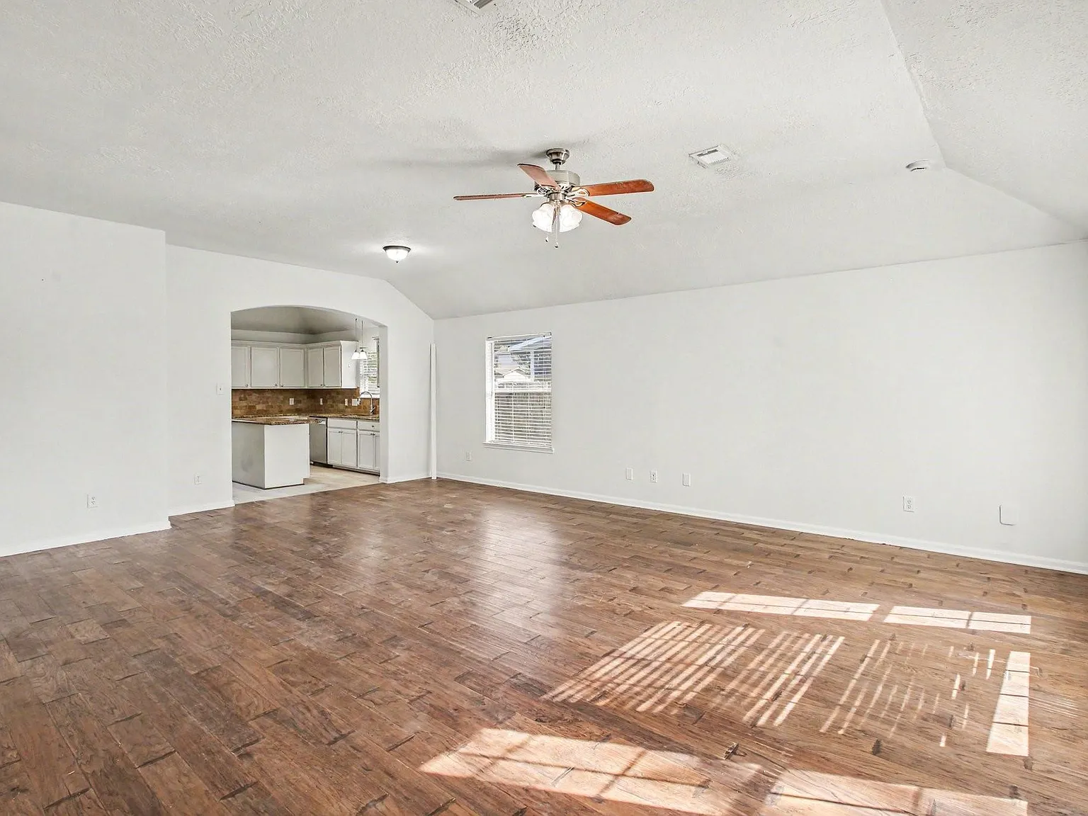 3 bed, 2.0 bath, 1320 sqft, $1,595 — Photo 3