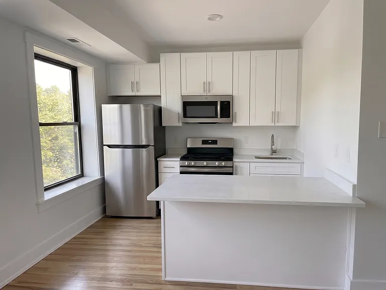 937 W Cornelia Ave #303 — Photo 1