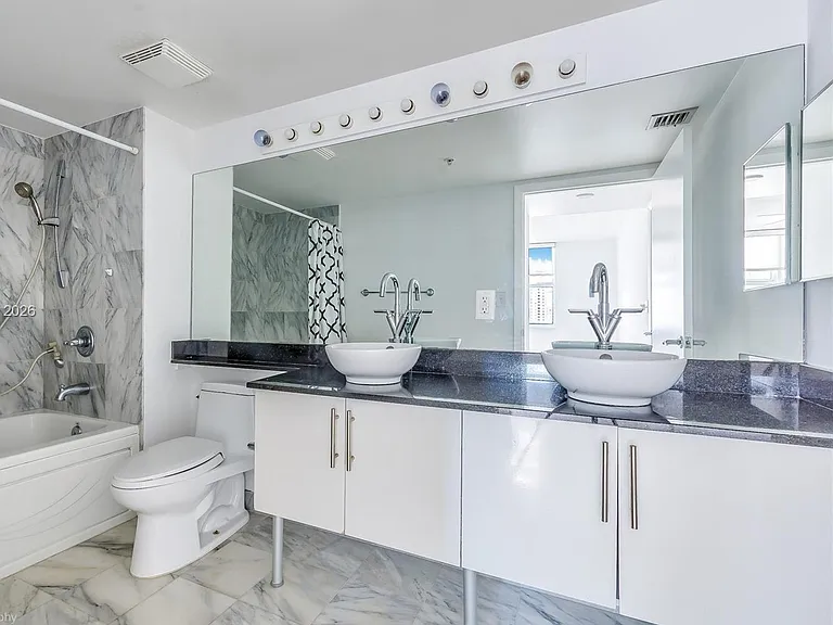 31 SE 5th St #1810 — Photo 6
