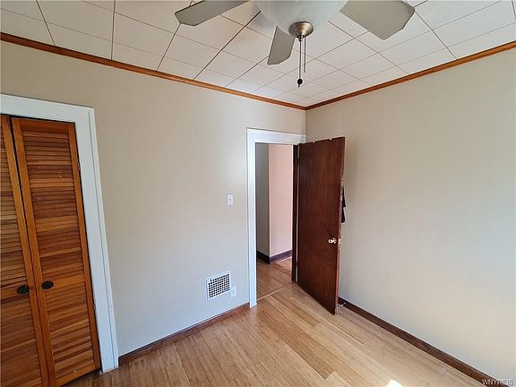 4th image of 140 Henderson Ave