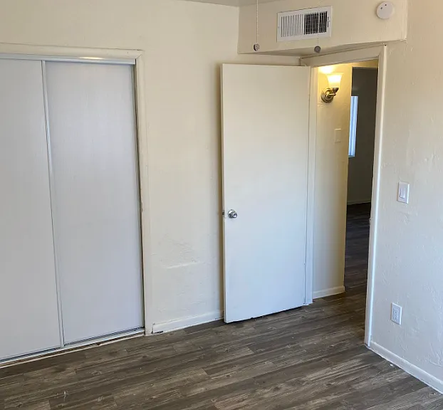 1022 N 22nd Pl #3 — Photo 6