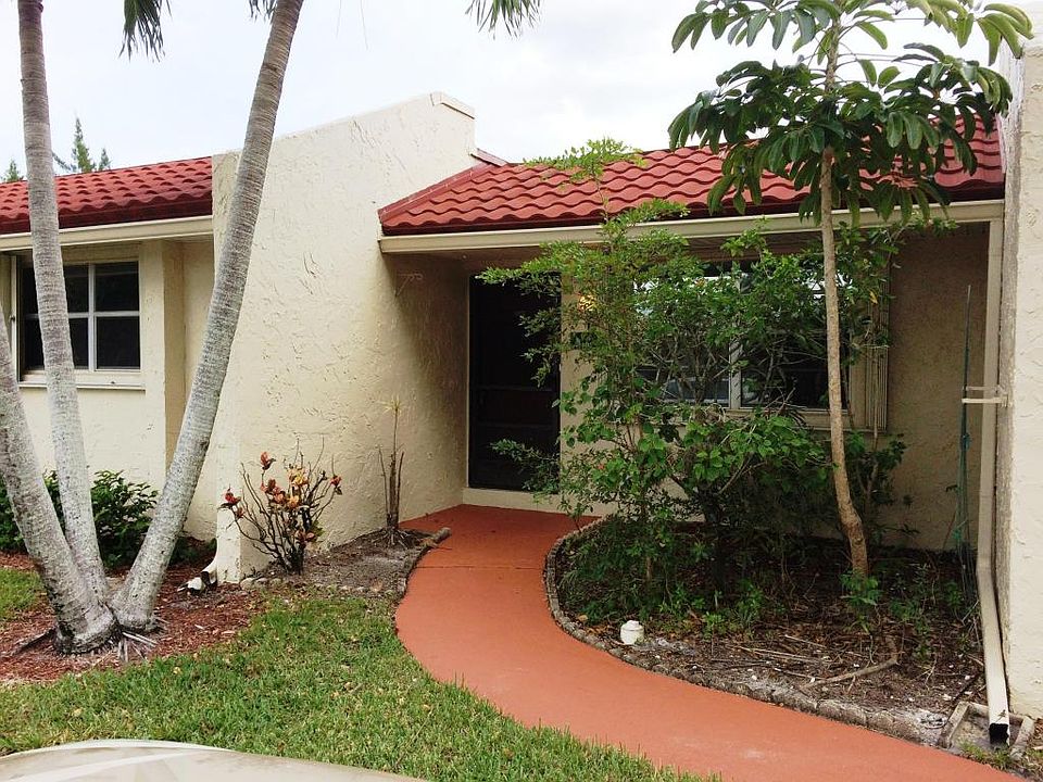 1st image of 108 Lake Helen Dr #108