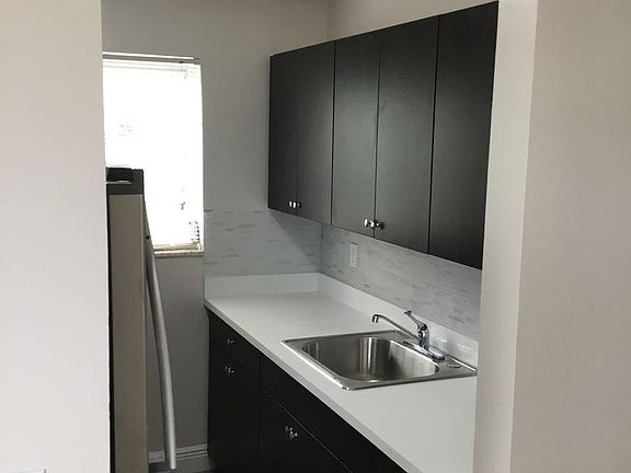 4th image of 520 SE 20th Ave #7C