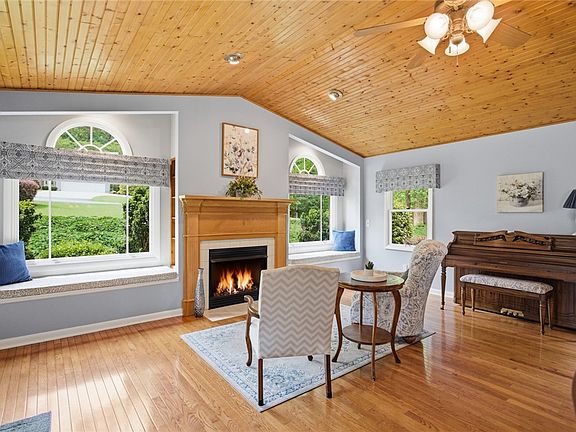 5th image of 303 Stratford Dr