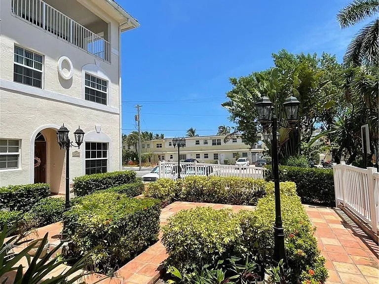2605 Bay Dr — Photo 3