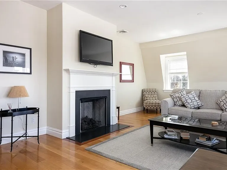 106 William St #2 — Photo 3