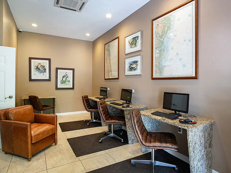 Huntington Lakes Apartments — Photo 11