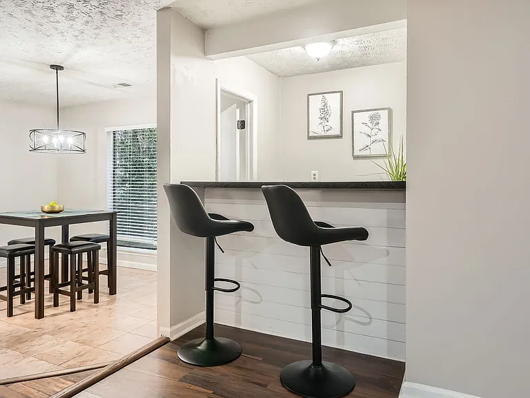 1040 Terramont Dr — Photo 5