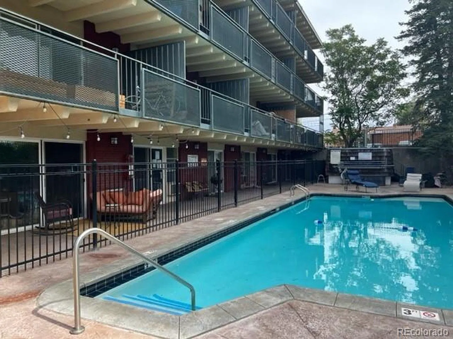 Fabulous Pearl Street Condo In Secure Bldg. Includes Fireplace, Balcony, Washer/Dryer, Parking, P... — Photo 3