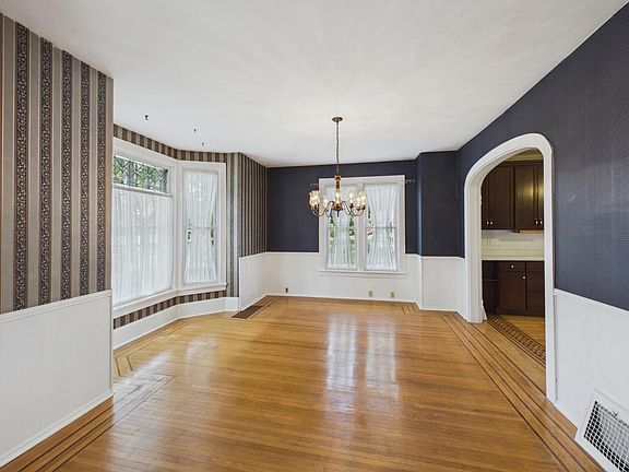 5th image of 724 Ashland St