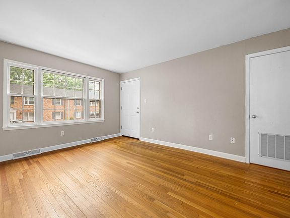 4th image of 2404 Barracks Ct APT 1