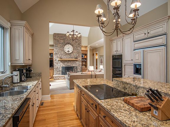 4th image of 125 Crestfield Cir