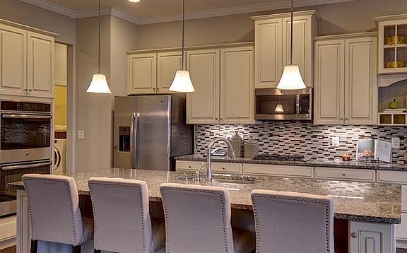 4th image of 995 Balmoral Dr