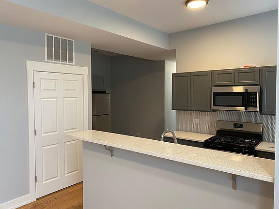5th image of 2125 N Maplewood Ave #1S