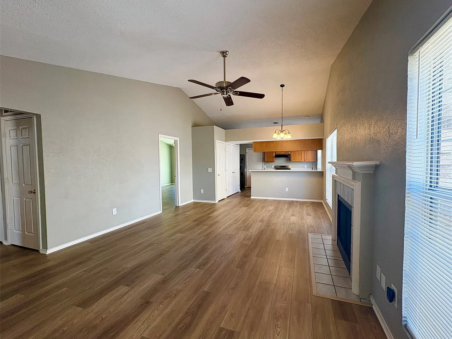 3 bed, 2.0 bath, 1146 sqft, $2,000 — Photo 3