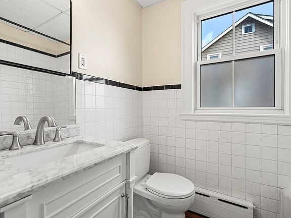 5th image of 76 Myrtle St