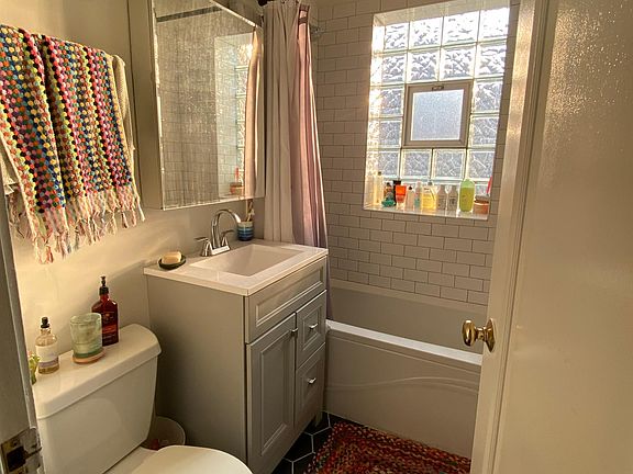 4th image of 2512 N Sacramento Ave #2