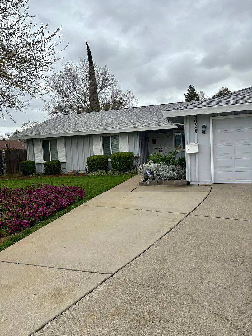 Honey-Stop The Car! This house has it all! 3/2 with Pool Please read entire ad for viewings! — Photo 1