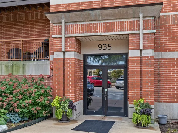 935 Burlington Ave Unit 403, Downers Grove, IL 60515